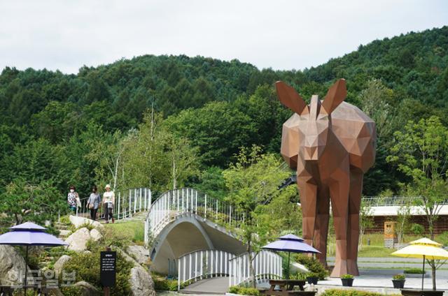 이효석 달빛언덕의 나귀 모양 전망대. 내부는 작은 도서관이다.