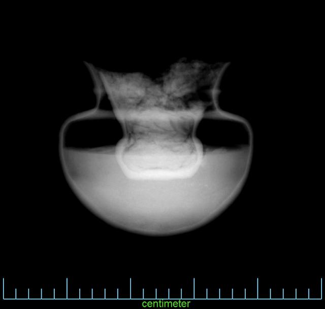 문화재청 국립경주문화재연구소는 경주 월성 서쪽 성벽의 문지(문이 있었던 터)에서 인신공희(사람을 제물로 바친 제사)의 여성 시신 1구를 발굴했으며, 월성의 축조 연대와 축성 방식도 최초로 밝혀냈다고 7일 밝혔다. 사진은 추가 인신공희와 함께 발굴한 토기. 뉴스1