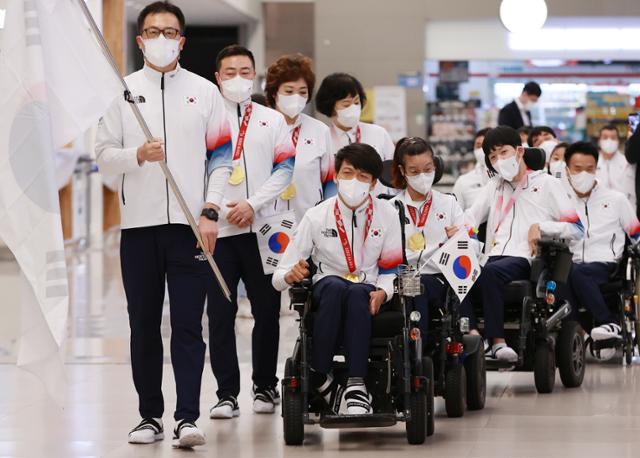 2020 도쿄 패럴림픽 보치아 페어 금메달을 획득한 정호원, 최예진, 김한수등 대한민국 선수단이 6일 오후 인천국제공항 제2여객터미널로 귀국해 이동하고 있다. 연합뉴스