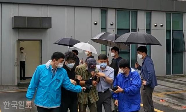 협박 혐의를 받는 50대 남성 A씨가 7일 오전 서울 북부지검으로 송치되고 있다. 나광현 기자