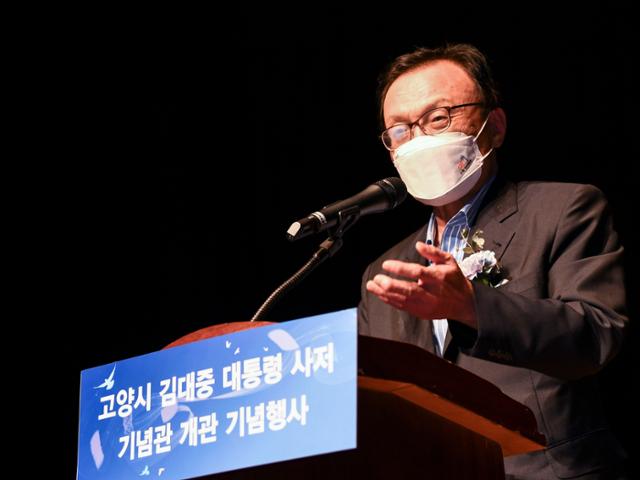 이해찬 전 더불어민주당 대표가 6월 14일 경기 고양시 아람누리에서 열린 '고양시 김대중 대통령 사저 기념관 개관 기념행사'에서 축사를 하고 있다. 한국일보 자료사진