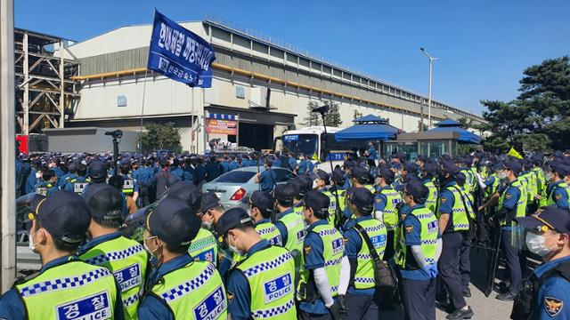 8일 오후 현대제철 당진공장 비정규직지회 노조원들이 본사 직고용을 요구하며 집회를 열자 경찰병력이 외부출입을 통제하고 있다. 독자제공