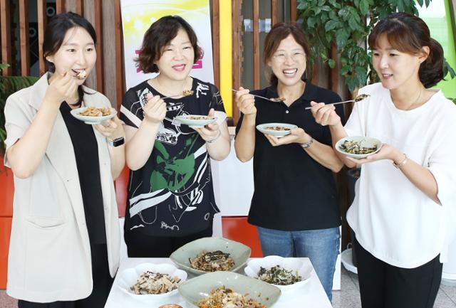 경북 칠곡군농업기술센터 농촌지도사들이 밥나물 제품 개발을 위해 시식품평회를 가지고 있다. 칠곡군 제공