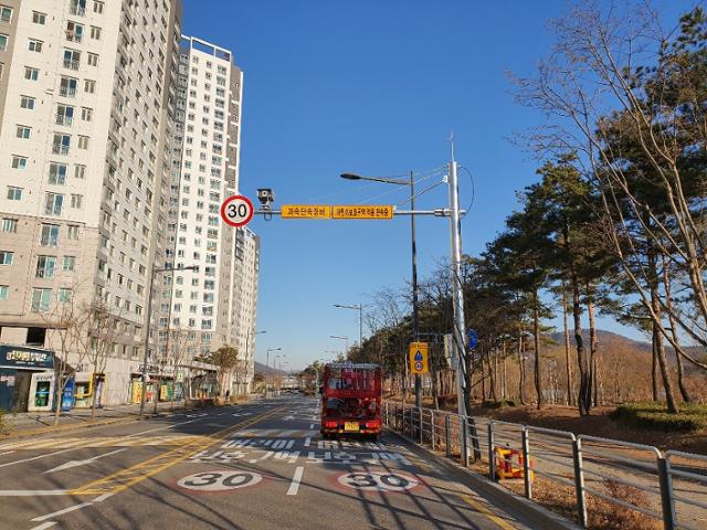 서울 서초구 보호구역 내 과속단속카메라 모습. 서초구청 제공