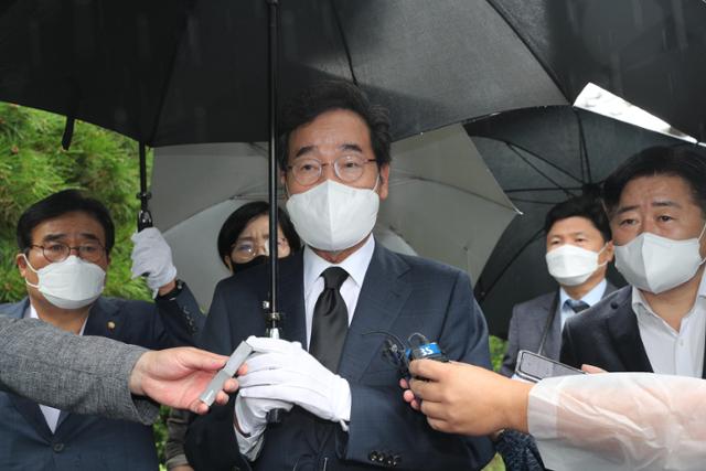 이낙연 전 더불어민주당 대표가 7일 서울 동작구 국립서울현충원의 김대중 전 대통령 묘소를 참배한 후 취재진의 질문을 받고 있다. 뉴시스