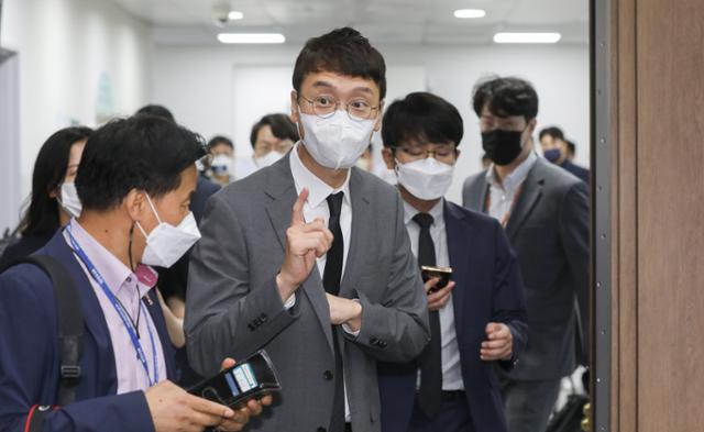 김웅 국민의힘 의원이 8일 서울 여의도 국회 소통관에서 지난해 총선 당시 윤석열 검찰총장의 측근 검사로부터 여권 인사에 대한 고발장을 넘겨받았다는 이른바 '고발사주' 의혹과 관련한 기자회견에 참석하고 있다. 국회사진기자단