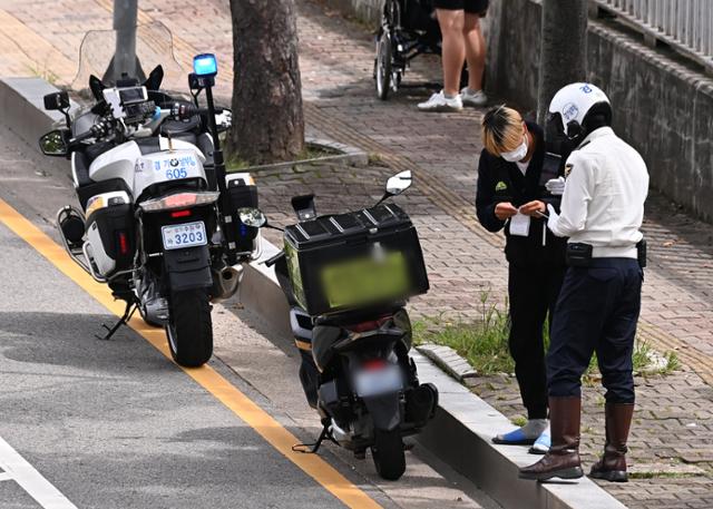 경기남부경찰청이 이륜차 무질서 행위 근절을 위한 일제단속에 나선 2일 오후 경기 수원시 장안구 정자동 일대에서 경기남부청과 수원중부경찰서 경찰관들이 집중 단속을 하고 있다. 뉴스1