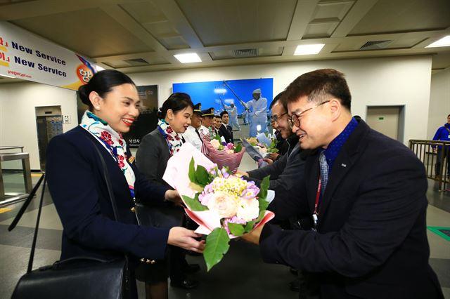 강원도와 양양군청, 양양공항 관계자들이 지난 2018년 3월 전세기 취항을 기념하는 자리에서 필리핀항공 승무원들에게 꽃다발을 전달하며 환영하고 있다. 연합뉴스