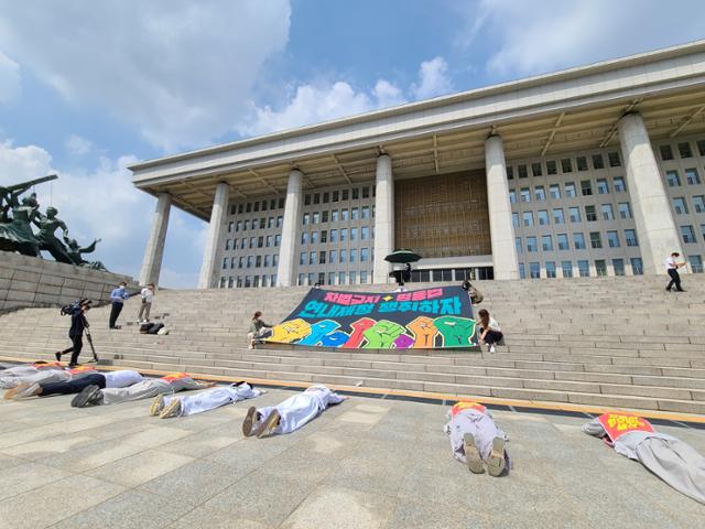 대한불교조계종 사회노동위원회 스님들과 더불어민주당 권인숙, 정의당 심상정 장혜영 의원이 10일 서울 국회의사당 앞에서 차별금지법 제정을 촉구하며 절을 올리고 있다. 김민호 기자