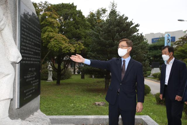 10일 오전 최재형 국민의힘 대선 경선 후보가 강원도 춘천시 춘천고등학교를 방문, 한국전쟁 춘고학도병 참전기념비를 가리키고 있다. 뉴시스