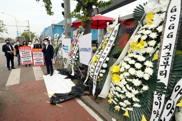 두산인프라코어 소액주주모임 회원들이 10일 오전 인천 동구 두산인프라코어 본사 정문 앞에서 경영진과 현대제뉴인을 규탄하는 기자회견을 하고 있다. 연합뉴스