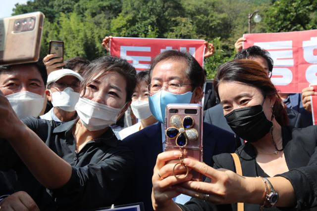 12일 경북 구미시 박정희 전 대통령 생가를 찾은 홍준표 국민의힘 의원이 지지자들과 기념사진을 찍고 있다. 구미=뉴스1