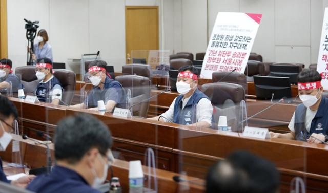 서울교통공사 노동조합의 총파업을 하루 앞둔 13일 오후 서울 성동구 서울교통공사 본사에서 노사가 최종교섭을 하고 있다. 서울교통공사 제공.