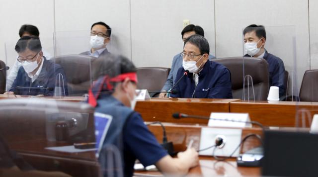 서울교통공사 노동조합의 총파업을 하루 앞둔 13일 오후 서울 성동구 서울교통공사 본사에서 노사가 최종교섭을 하고 있다. 뉴시스