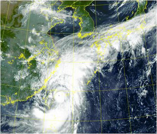 제14호 태풍 '찬투'가 오는 15∼16일 우리나라에 본격적으로 영향을 주며 제주도와 남부지방에 많은 비를 뿌릴 전망이라고 기상청이 12일 밝혔다. 사진은 12일 오전 9시 기준 태풍 실황. 기상청 제공