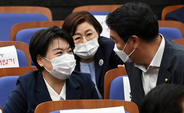 국민의힘 윤희숙 의원이 13일 서울 여의도 국회에서 열린 현안 관련 긴급보고에서 김정재 의원 등 동료들과 대화를 나누고 있다. 오대근 기자