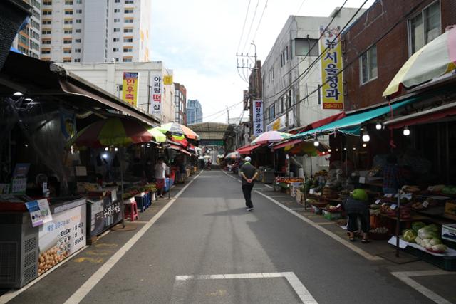 13일 오후, 추석을 앞두고 한 시민이 뒷짐을 진 채 썰렁한 울산 태화시장을 둘러보고 있다. 박은경 기자