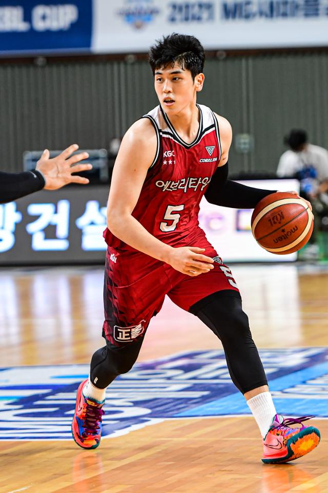 안양 KGC인삼공사 변준형이 12일 상주체육관에서 열린 KBL 컵대회 B조 예선에서 드리블을 하며 공격 기회를 엿보고 있다. KBL 제공