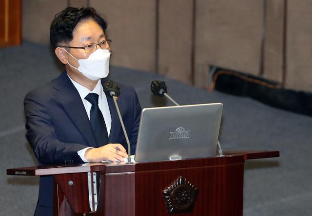 박범계 법무부 장관이 13일 오후 국회 본회의에서 열린 대정부질문에서 백혜련 더불어민주당 의원 질의에 답변하고 있다. 연합뉴스