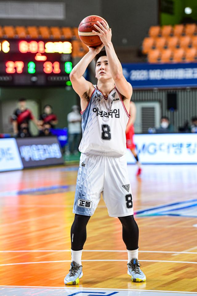 안양 KGC인삼공사 우동현이 15일 상주체육관에서 열린 KBL 컵대회 B조 예선에서 자유투를 쏘고 있다. KBL 제공