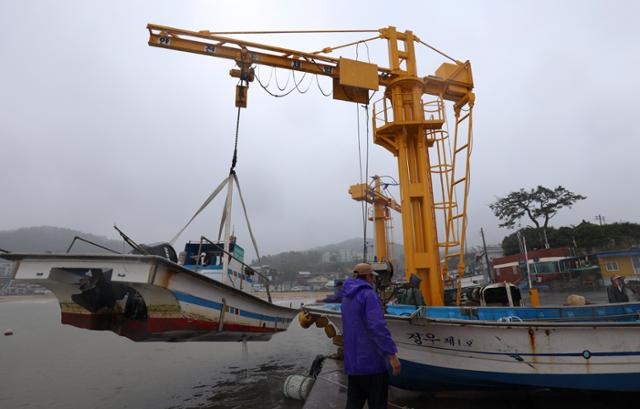 제14호 태풍 찬투(CHANTHU)가 북상 중인 14일 오전 울산 울주군 나사항에서 어선이 태풍을 피하기 위해 육지로 옮겨지고 있다. 뉴스1