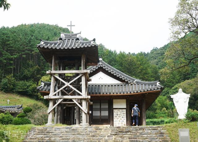 완주 화산면 산골의 되재성당. 최초의 한옥성당으로 추정되는 시설이다.