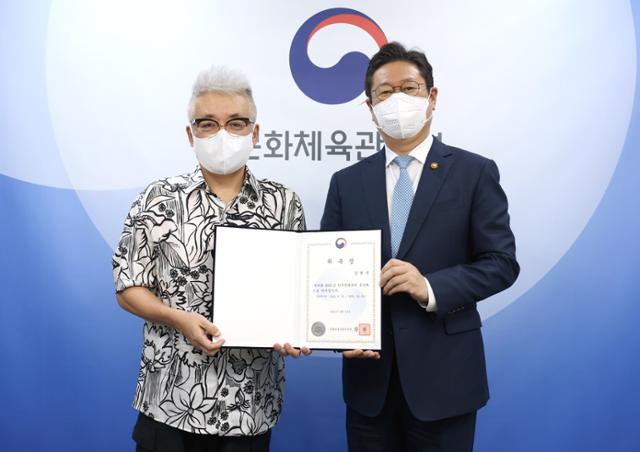 13일 문화체육관광부의 한국문화축제 총감독으로 위촉된 작곡가 김형석(왼쪽)씨가 황희 문체부 장관과 기념 촬영을 하고 있다. 문체부 제공