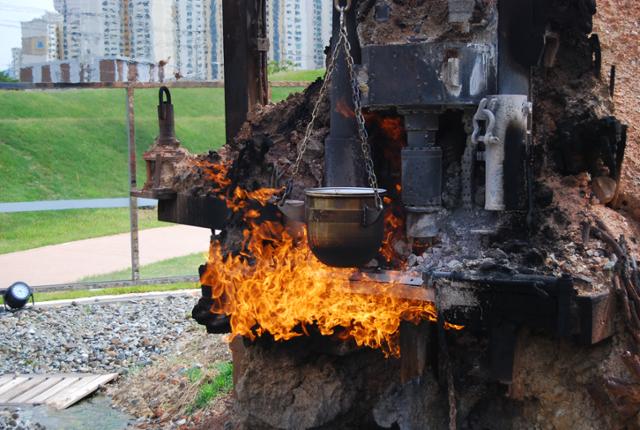 경북 포항의 폐철도 숲 '그린웨이'의 대잠동 구간에 조성된 불의 정원에서 지하수 관정 굴착 도중 발견된 천연가스 불꽃이 활활 타오르고 있다. 포항시 제공