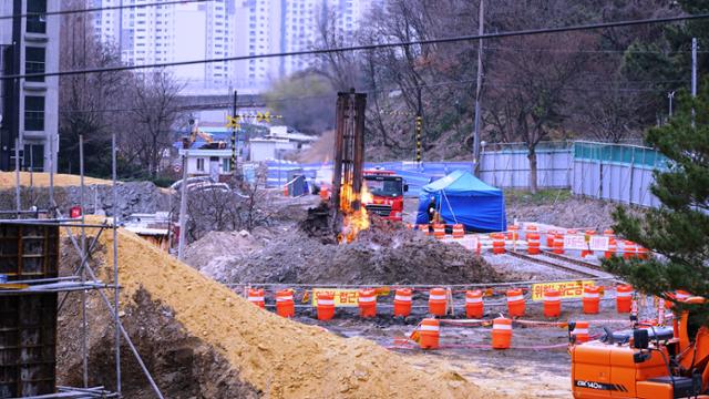 소방당국이 지난 2017년 3월 포항 남구 대잠동 그린웨이 공사 현장에서 지하수 관정 굴착 중 천연가스 불길이 일어나자, 주변을 통제하고 있다. 김정혜 기자