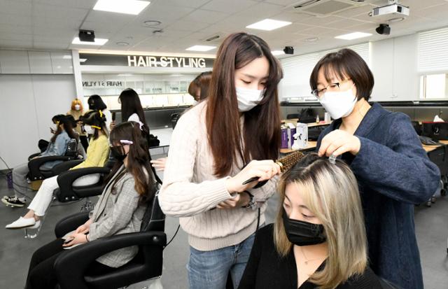 백석문화대가 지난해 개설한 '뷰티코디네이션학부' 실습장면. 백석문화대 제공