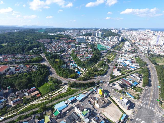 하늘에서 본 경북 포항의 폐철도 숲 그린웨이 모습. 옛 동해선 6.6㎞ 구간에 나무와 꽃을 심고 자전거 길과 산책로, 공원으로 정비했다. 포항시 제공