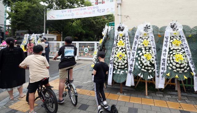 지난 8월 27일 서울 양천구 목동초등학교 교문 앞에 그린스마트미래학교 선정을 반대하는 학부모들이 보낸 근조 화환이 전시돼 있다. 뉴스1