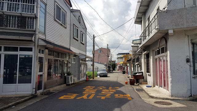 경북 포항시 북구 대흥동 옛 포항역 인근에 자리한 성매매집결지. 바닥에 '청소년 통행 금지구역'이라는 글자가 적혀 있다. 김정혜 기자