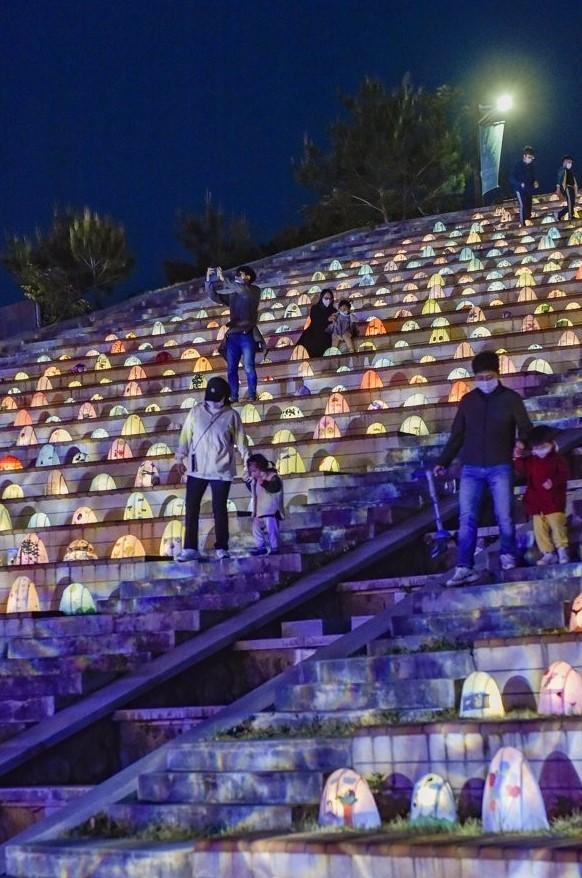 지난 5웡 열린 제23회 온·오프라인 원주한지문화제 축제장인 한지테마파크에 다양한 작품이 등장했다. 연합뉴스