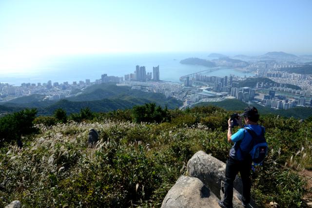 부산 해운대 장산에서 내려다 본 전경. 부산 해운대구 제공