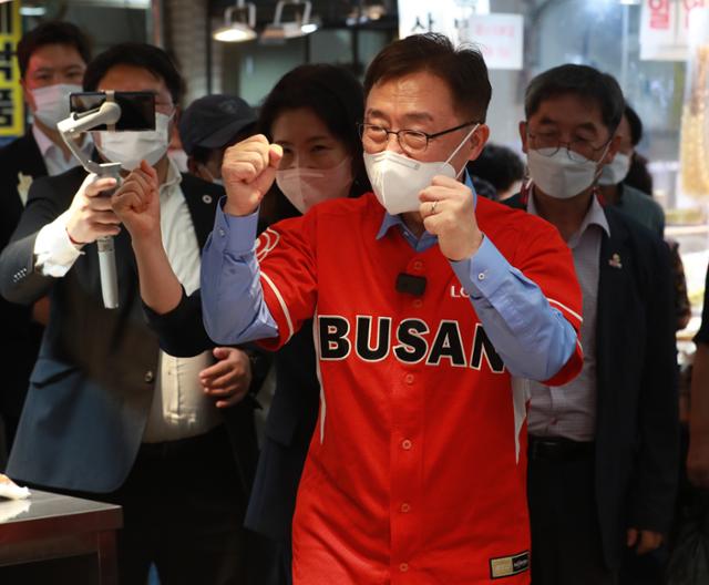 국민의힘 대선주자인 최재형 전 감사원장이 13일 부산 부전시장을 찾아 상인들을 만나 파이팅을 외치고 있다. 연합뉴스