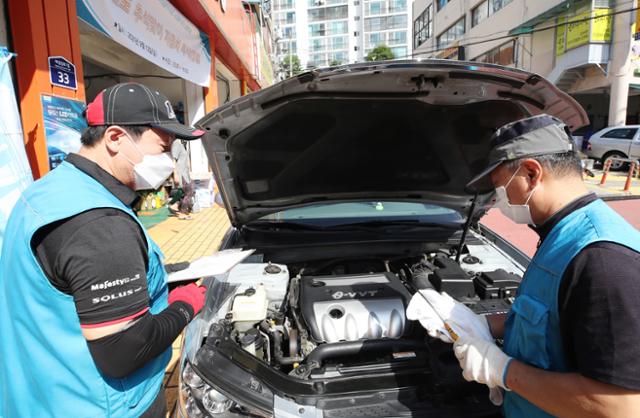 12일 오전 서울 서대문구 카젠-홍은점에서 서울시 자동차전문정비사업조합 서대문구지회 소속 전문 정비사업자들이 2021년도 추석맞이 자동차 무상점검을 진행했다. 뉴스1