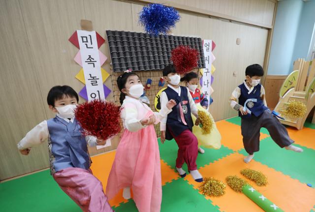 추석 명절 연휴를 이틀 앞둔 16일 오전 광주 북구청 직장어린이집에서 원생들이 추석을 맞아 한복을 차려입고 제기차기를 하고 있다. 연합뉴스