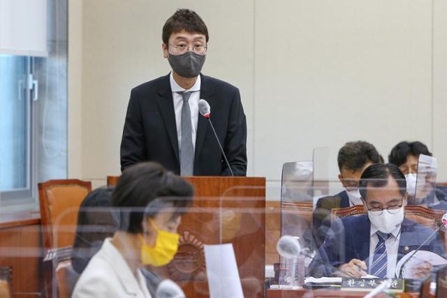 김웅 국민의힘 의원이 16일 서울 여의도 국회에서 열린 환경노동위원회 전체회의에서 관련 부처의 2020년 회계연도 결산 심사에 대해 보고하고 있다. 연합뉴스