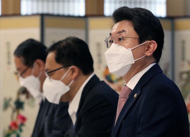 기재 차관 "주요 성수품 가격 안정...10월 손실보상 지급 개시" - Vimarsana News