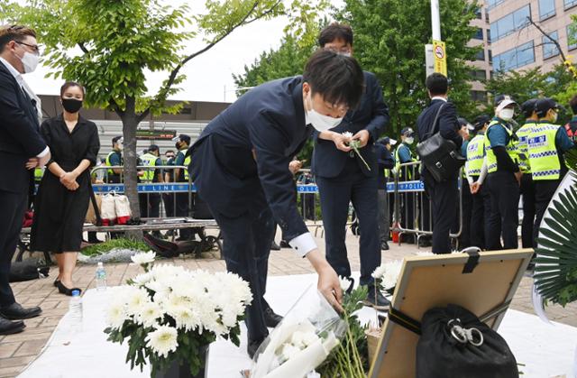 이준석 국민의힘 대표가 17일 오전 서울 영등포구 국회 앞에 마련된 숨진 자영업자들을 위한 합동분향소에서 헌화하고 있다. 뉴스1