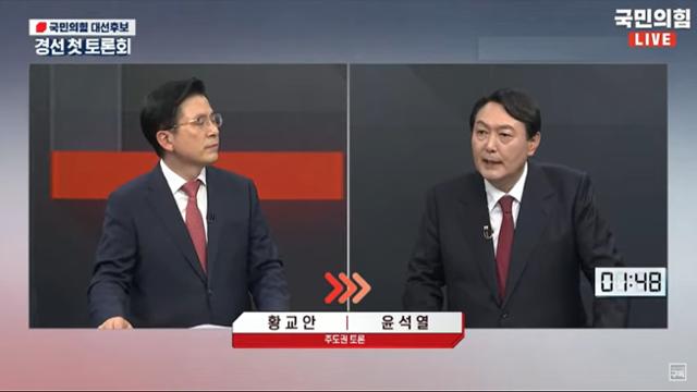 16일 국민의힘 대선 경선후보 1차 토론회에서 황교안 전 대표의 질의에 윤석열 전 검찰총장이 답하고 있다. '오른소리' 유튜브 채널 캡처