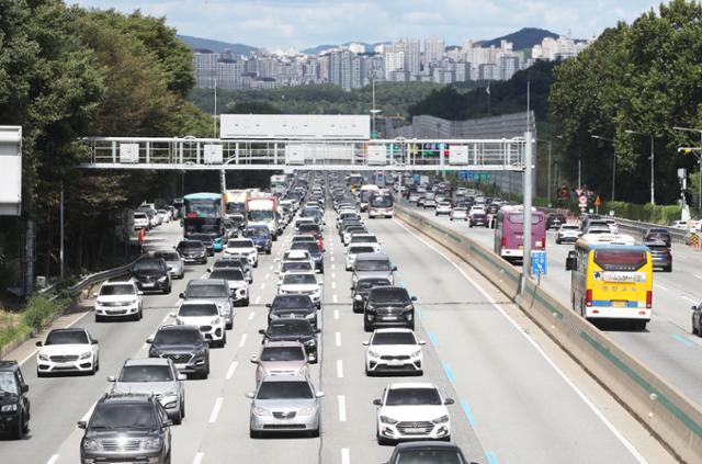 추석 연휴가 시작된 18일 오후 경기도 오산시 경부고속도로 오산IC 부근 부산 방향(왼쪽)이 정체되고 있다. 연합뉴스