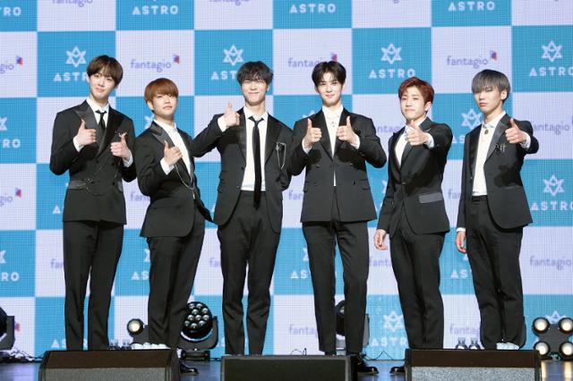 아스트로 진진이 코로나19 확진 판정을 받은 가운데 문빈, 윤산하가 코로나19 결과를 기다리고 있다. 한국일보 자료 사진