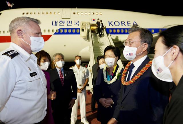 한미 유해 상호 인수를 위해 미국 하와이를 방문한 문재인 대통령과 김정숙 여사가 21일(현지시각) 히캄 공군기지에서 아퀼리노 인도태평양사령관의 영접을 받고 있다. 청와대 제공