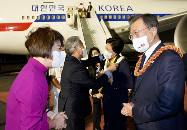 한미 유해 상호 인수를 위해 미국 하와이를 방문한 문재인 대통령과 김정숙 여사가 21일(현지시각) 히캄 공군기지에서 데이비드 이게 하와이 주지사 내외로부터 전통 화환을 받고 있다. 청와대 제공