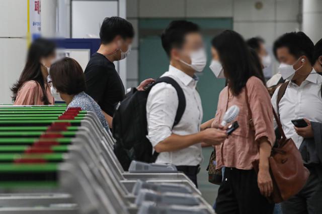 서울교통공사 노사가 파업을 앞둔 상황에서 극적 타결에 성공해 서울 지하철이 정상 운행되는 14일 오전 서울 종로구 광화문역에서 직장인들이 출근하고 있다. 뉴시스