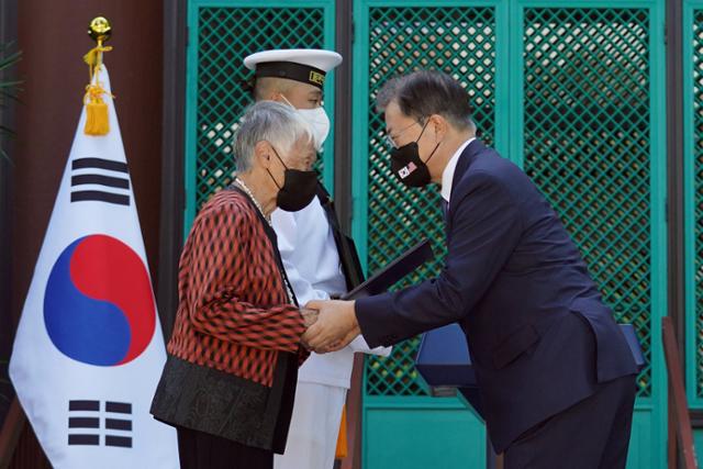 문재인 대통령이 22일 미국 하와이대 한국학연구소에서 열린 독립유공자 훈장 추서식에서 독립유공자 김노디 지사 후손에게 애국장을 수여하고 있다. 뉴시스