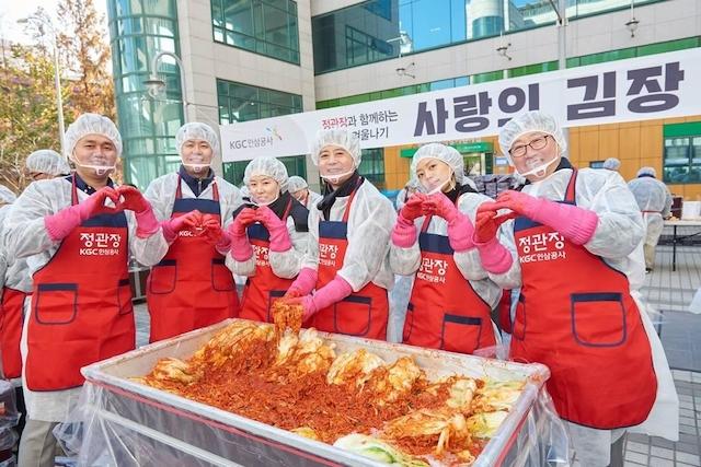 코로나19가 확산하기 전 KGC봉사단과 가맹점주, 인삼 재배 농민들이 진행한 ‘사랑의 김장 나눔 행사’. KGC인삼공사 제공