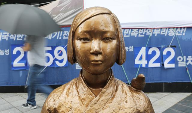 비가 내렸던 8월 18일 서울 종로구 옛 일본대사관 앞 평화의소녀상에 빗물이 떨어지고 있다. 뉴스1